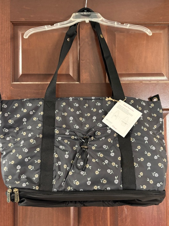 thirty-one Handbags - Thirty One deluxe travel tote NWT ditsy daisy